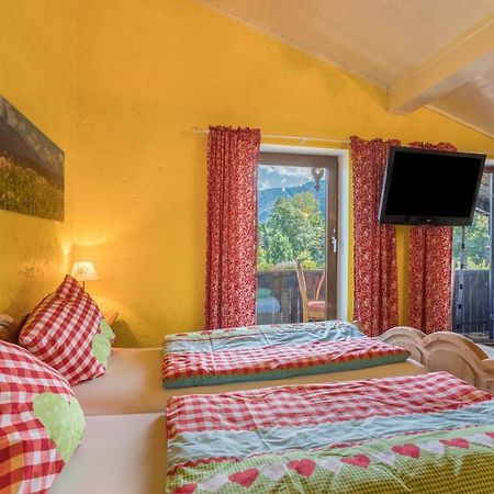 Zwischen Chiemsee Und Bergen Dg Bernau am Chiemsee Buitenkant foto
