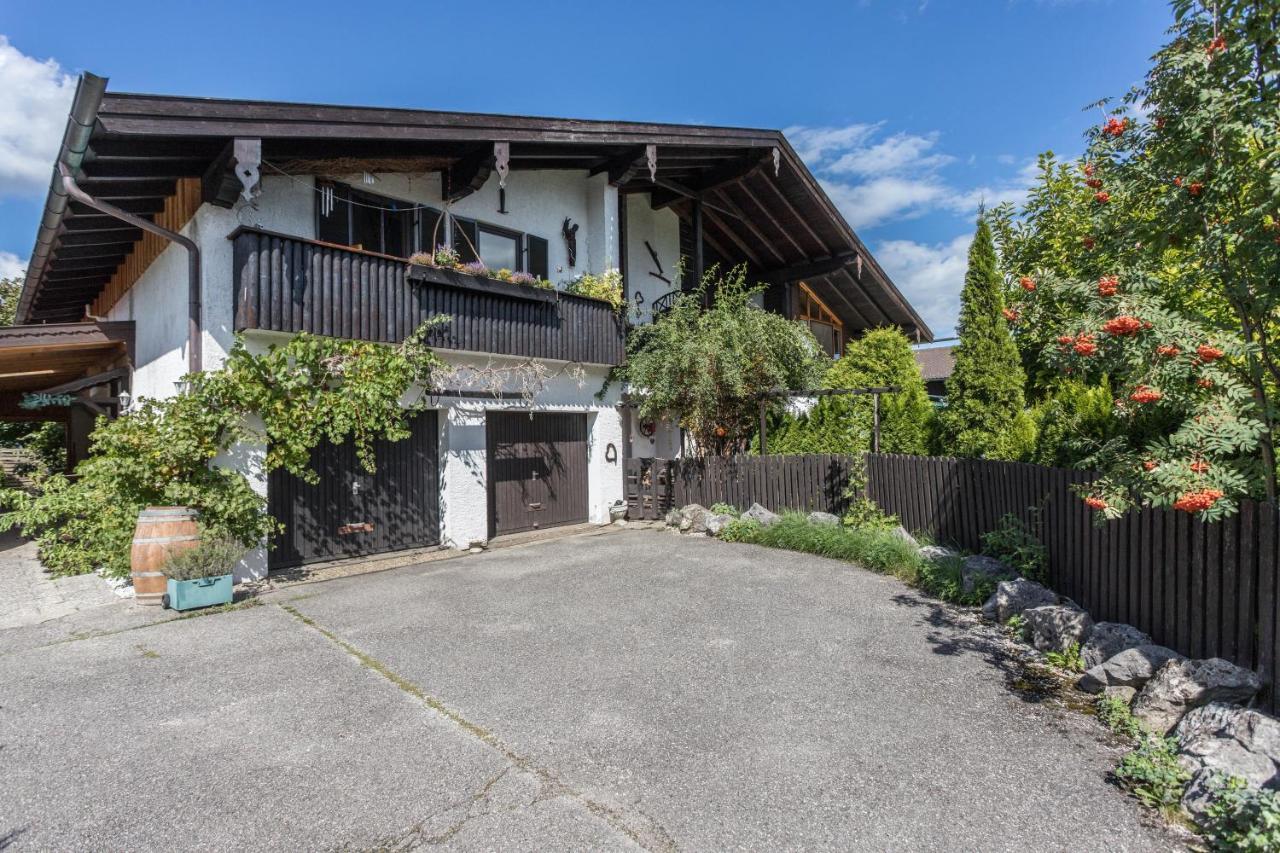 Zwischen Chiemsee Und Bergen Dg Bernau am Chiemsee Buitenkant foto