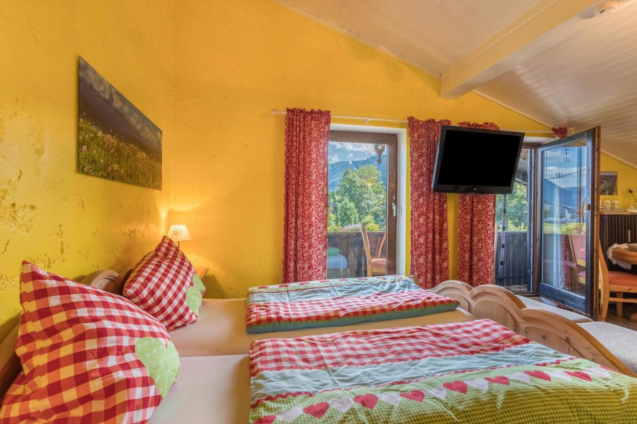 Zwischen Chiemsee Und Bergen Dg Bernau am Chiemsee Buitenkant foto